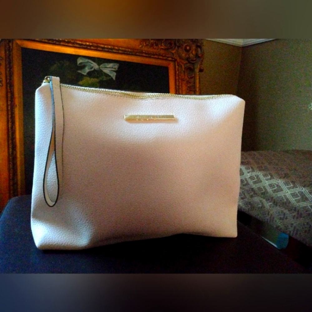 White Steve Madden Wristlet